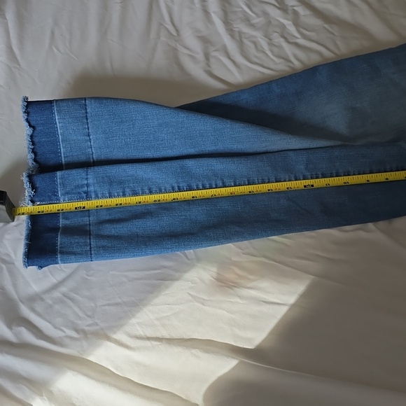 Jeans with two tone fringe hem - Picture 3 of 10
